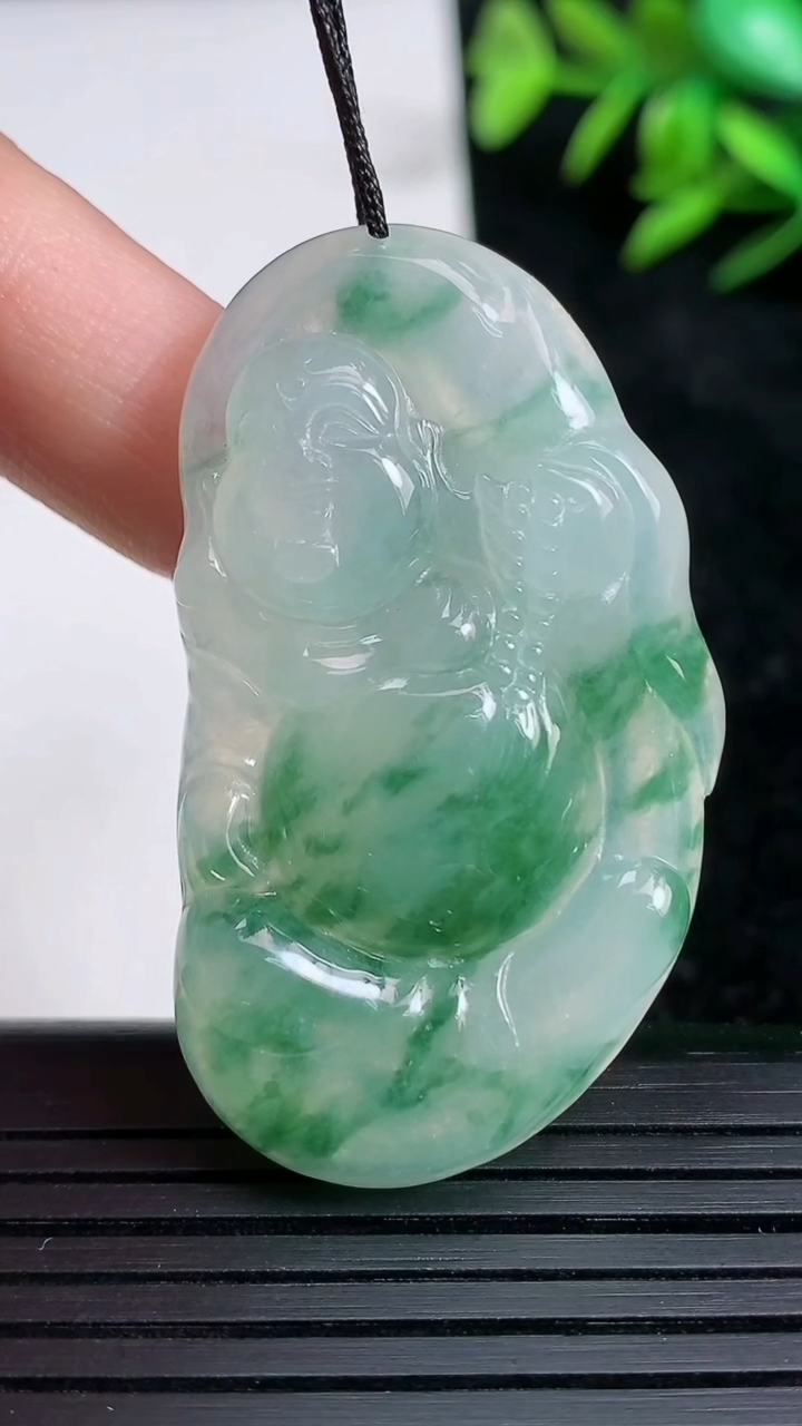 天然A货翡翠种飘花逍遥佛吊坠尺寸45-25-6.3重量:14.65g
3月21日