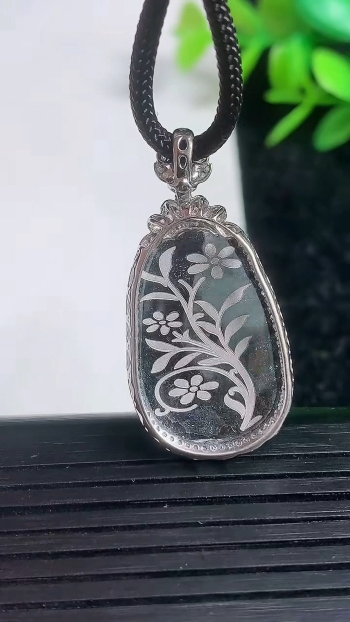 天然A货翡翠如意吊坠尺寸33.6-16.4-5.7裸石22.1-13.7重量:3.50g
3月21日