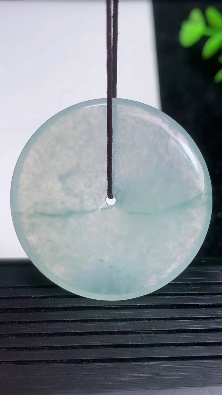 天然A货翡翠冰种飘花平安扣吊坠尺寸37.1-5重量:16.42g
3月21日