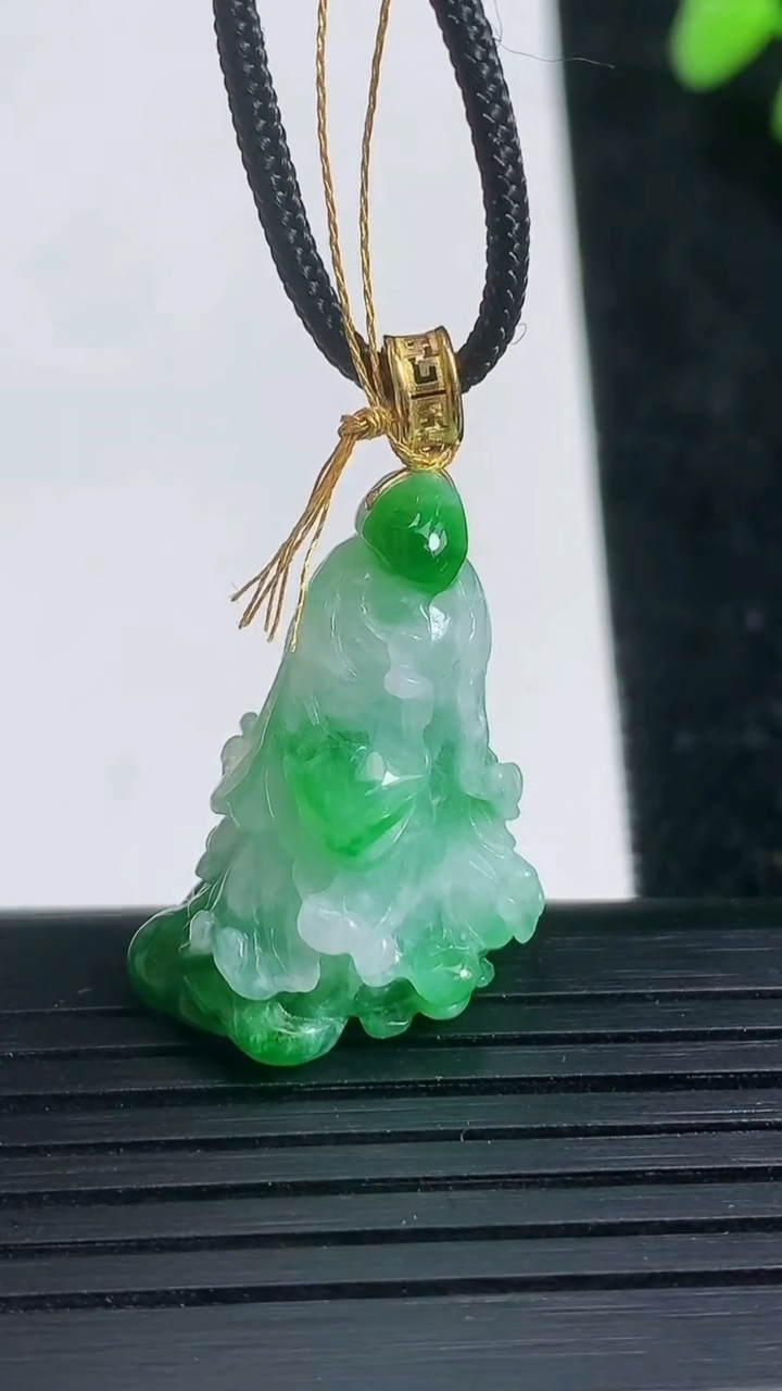天然A货翡翠白菜吊坠尺寸27.4-18.5-13重量:7.26g
3月21日