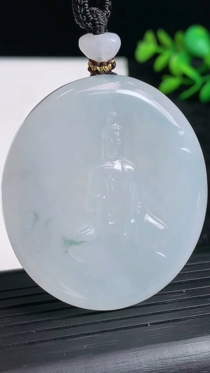 天然A货翡翠种飘花观音菩萨吊坠尺寸50.4-45.8-7.6重量:46.47g
3月21日