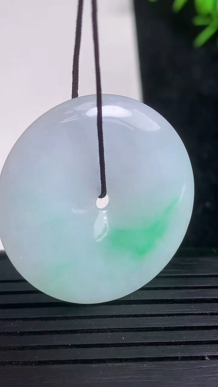 天然A货翡翠平安扣吊坠尺寸33.9-5重量:13.99g
3月21日