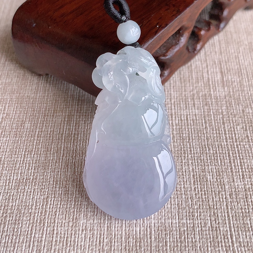 天然A货翡翠淡紫罗兰立体葫芦吊坠 
尺寸40-22.5-11mm 重量18.03g 0320