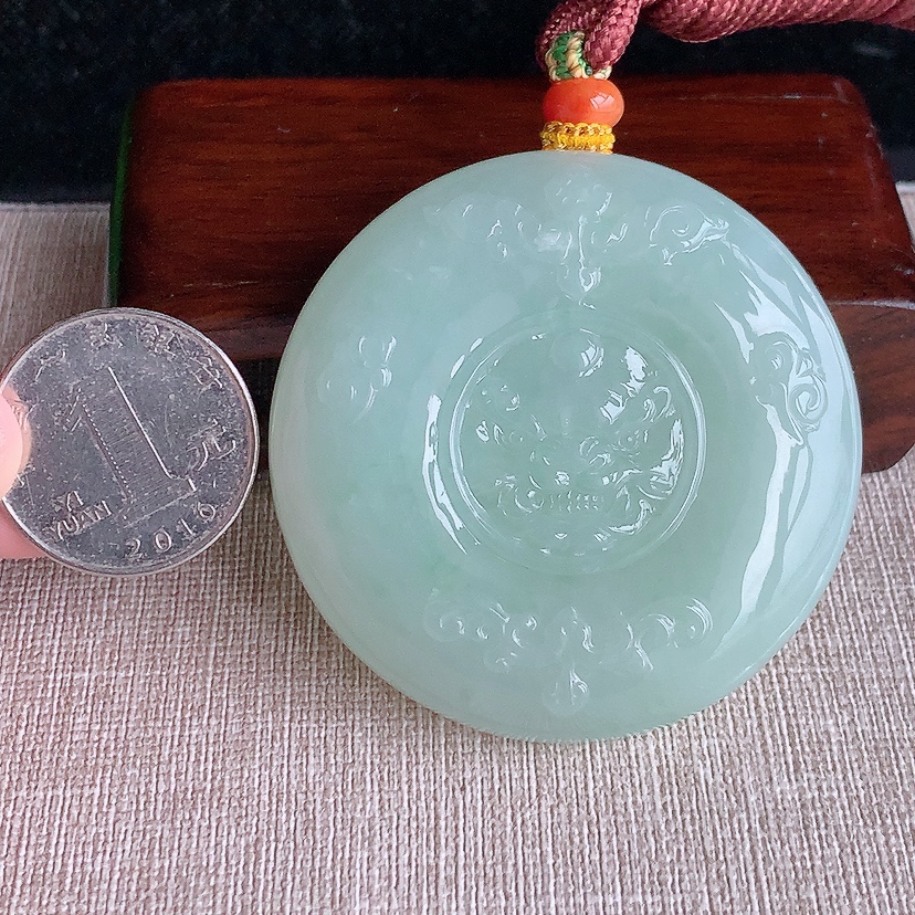 天然A货翡翠晴水仿古牌吊坠 
尺寸54.8-15mm 重量101.68g 0320