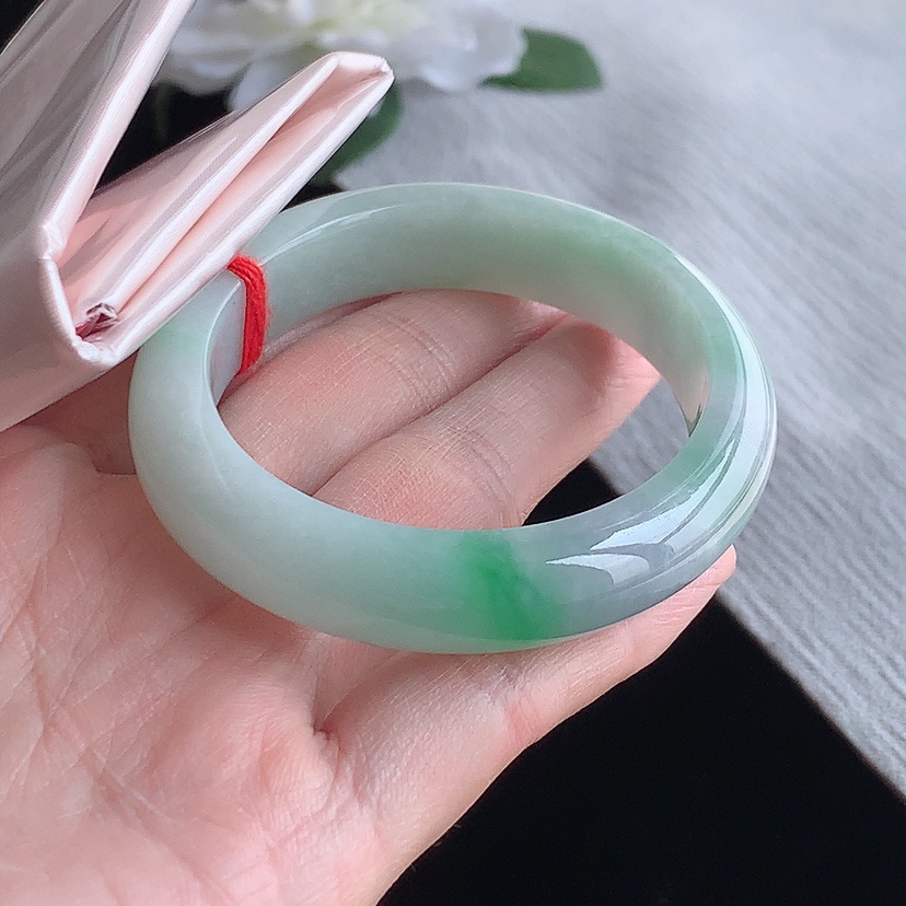 天然A货翡翠飘绿贵妃手镯53-54圈口 
尺寸53-47-12-7.6mm 0318
