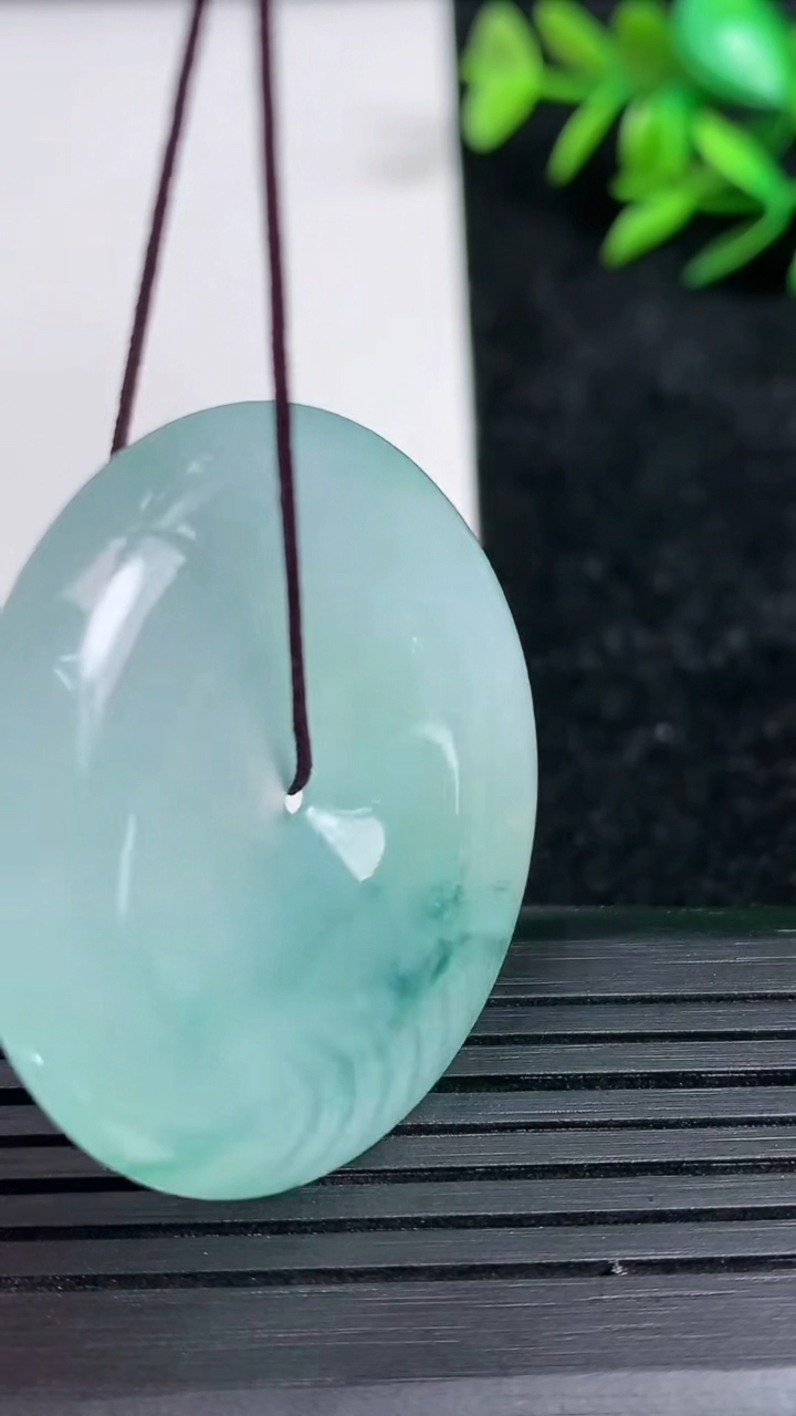 天然A货翡翠冰种飘花平安扣吊坠尺寸37.1-5.9重量:18.53g
3月21日