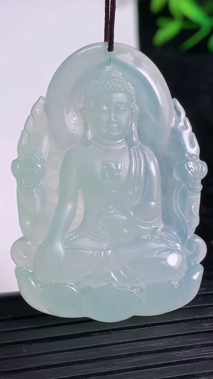 天然A货翡翠阿弥陀佛吊坠尺寸47.2-32.4-5.2重量:18.33g
3月21日