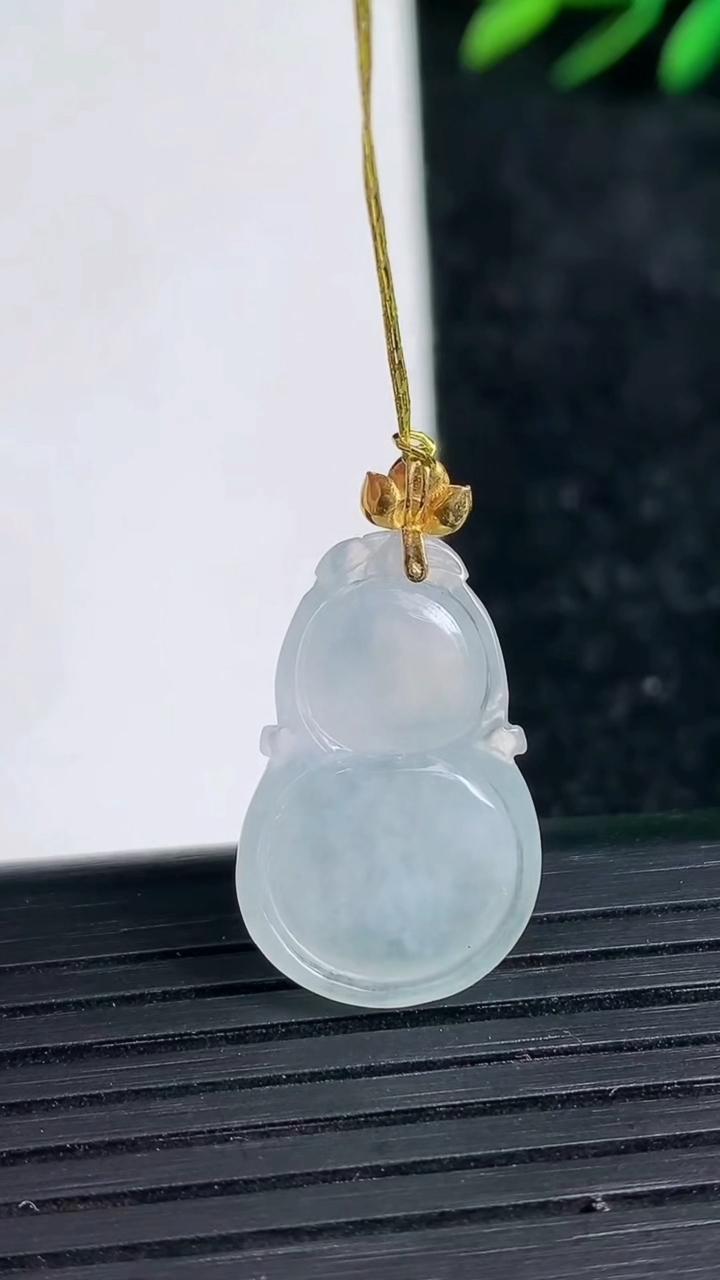 天然A货翡翠种白冰葫芦吊坠尺寸21.9-14.1-4.9重量:3.14g
3月21日