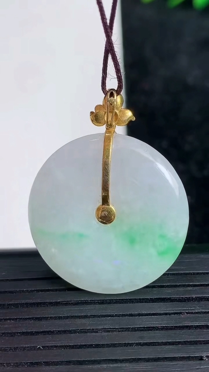 天然A货翡翠平安扣吊坠尺寸26.2-4.3重量:7.43g
3月21日