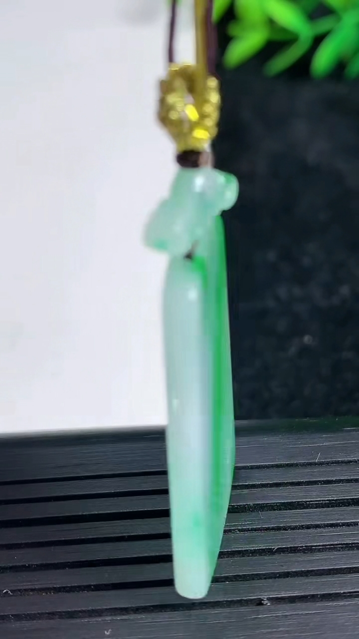 天然A货翡翠无事牌吊坠尺寸34.7-19.5-2.4重量:6.10g
3月21日