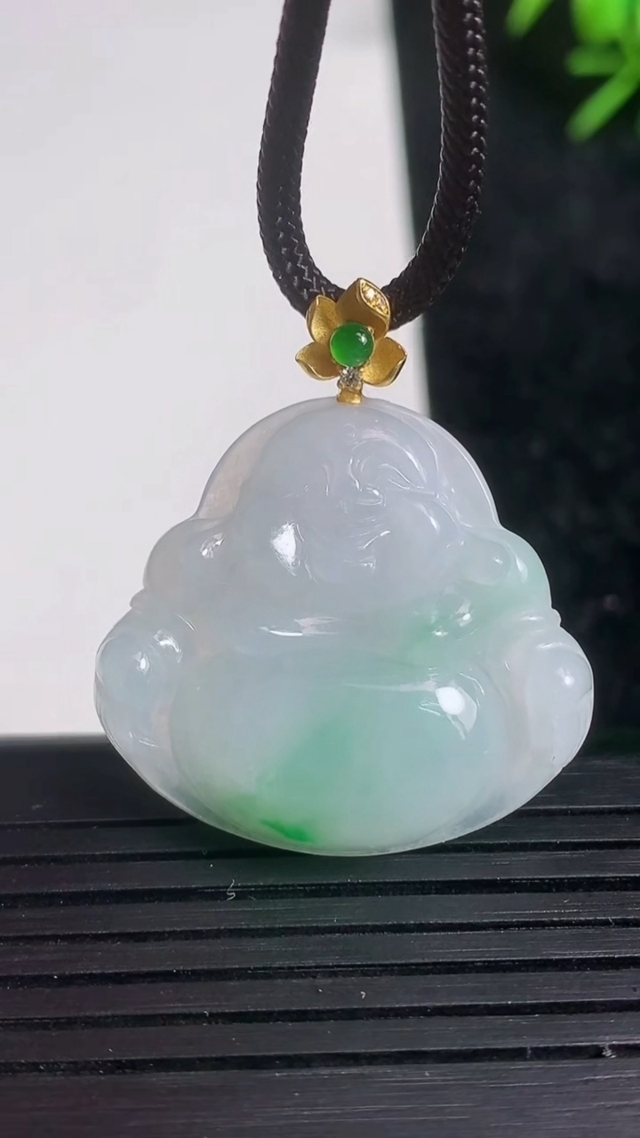 天然A货翡翠佛公吊坠尺寸26.9-29.2-5.5重量:6.91g
3月21日