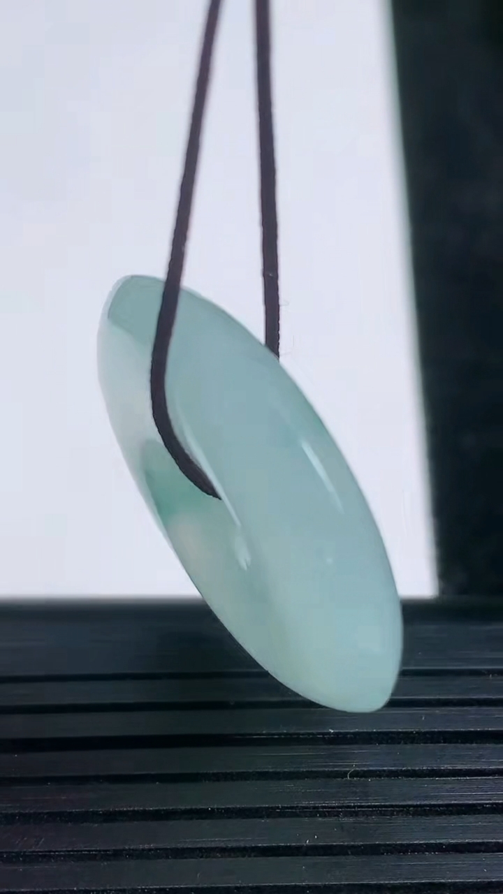 天然A货翡翠冰种飘花平安扣吊坠尺寸27.9-5.6重量:9.68g
3月21日