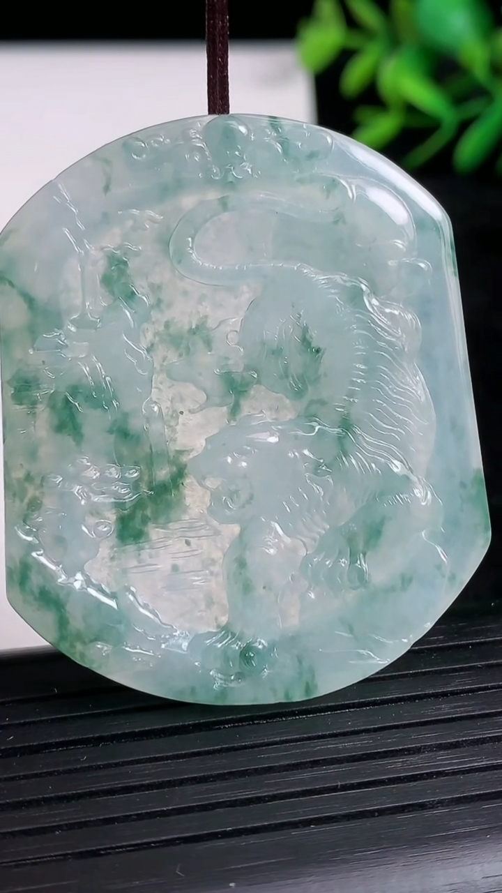 天然A货翡翠飘花生肖虎吊坠尺寸49-41.2-4.8重量:21.43g
3月21日