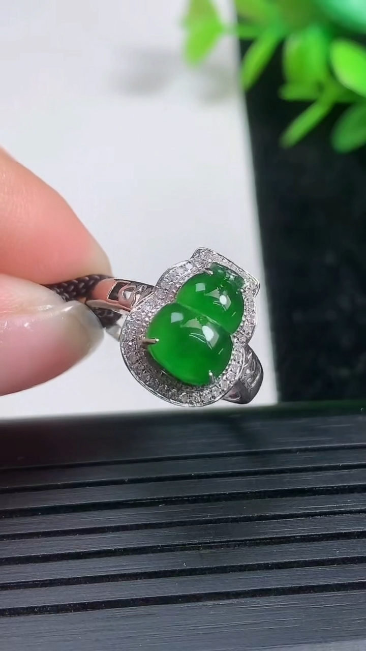 天然A货翡翠葫芦戒指尺寸16.7-10.2-7.2重量:1.96g2026年3月21日
工厂直销收藏