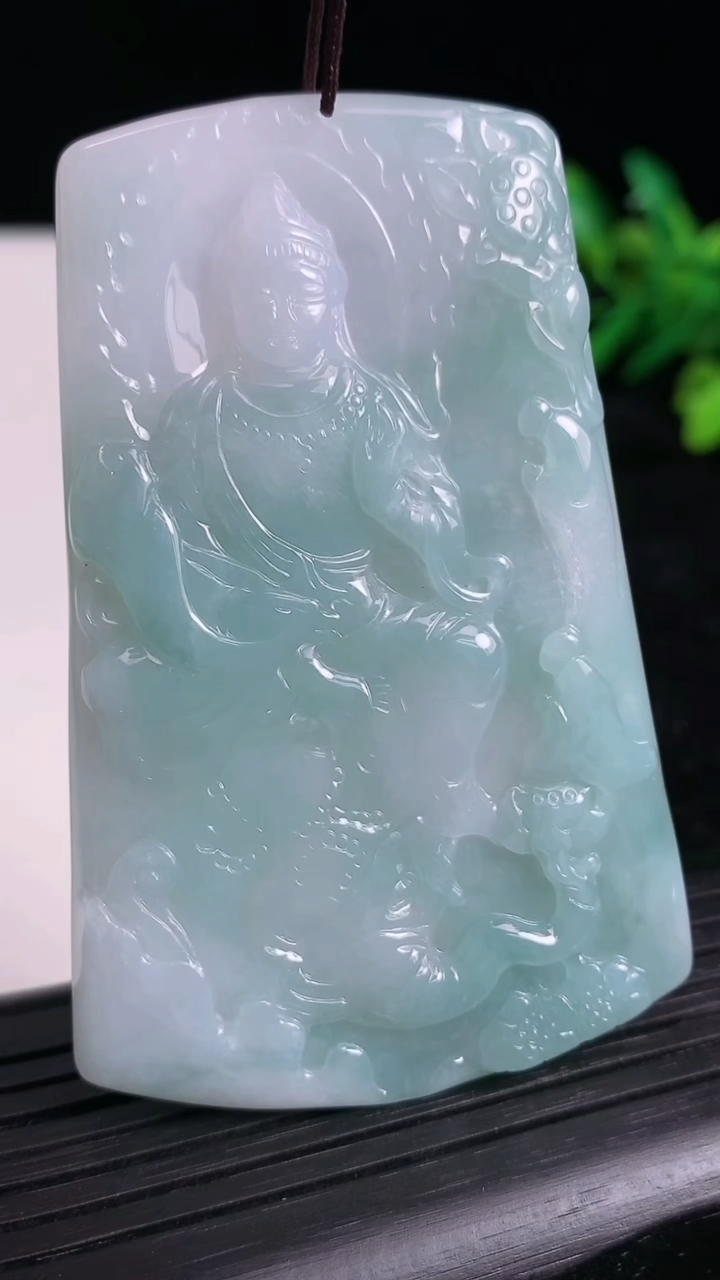 天然A货翡翠普贤菩萨吊坠尺寸68.7-44.2-4.1重量:34.66g
3月21日