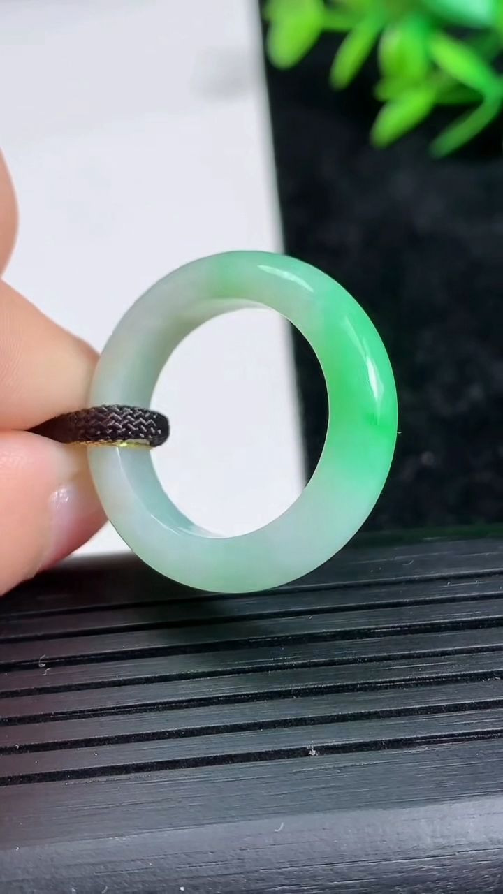 天然A货翡翠指环戒指尺寸18.1-5-3.5重量:4.50g2026年3月21日
工厂直销收藏佳品,种好水足，色泽均匀，有种有色，上手高大气！