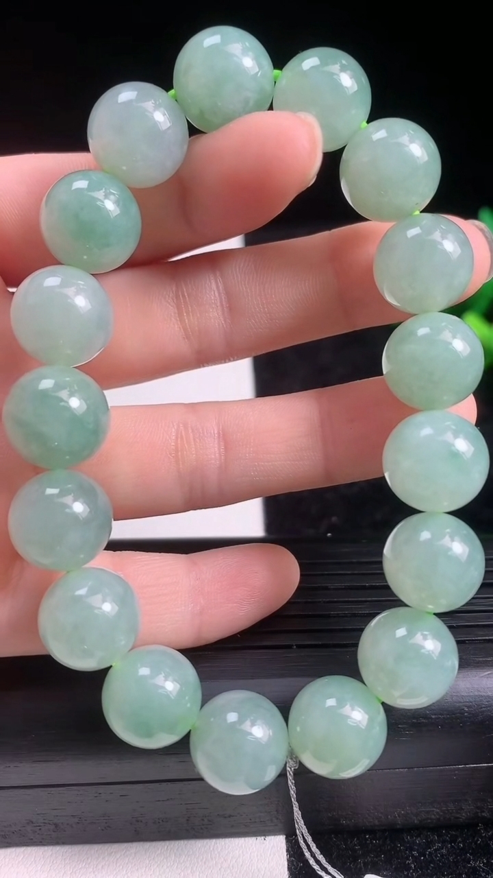 天然A货翡翠圆珠手串尺寸11.6-17颗重量:53.24g3月21日
工厂直销收藏佳品,种好水足，色泽均匀，有种有色，上手高大气！