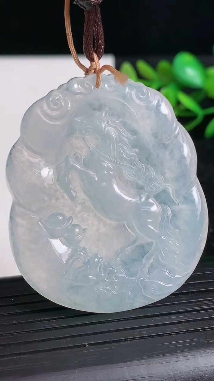 天然A货翡翠种白冰生肖马吊坠尺寸51.2-43-5重量:26.14g
3月21日