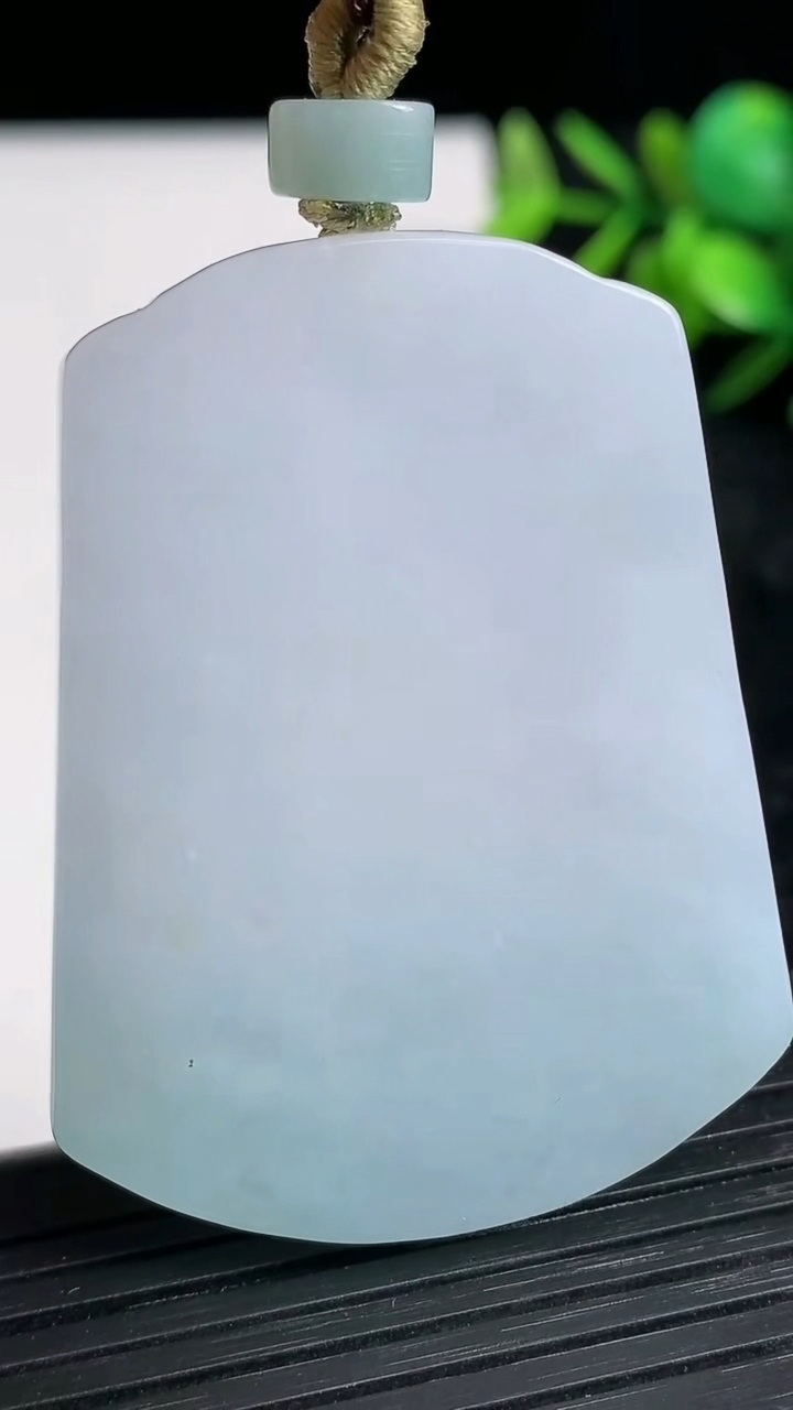 天然A货翡翠仿古无事牌吊坠尺寸50-37.7-5.8重量:31.98g
3月21日