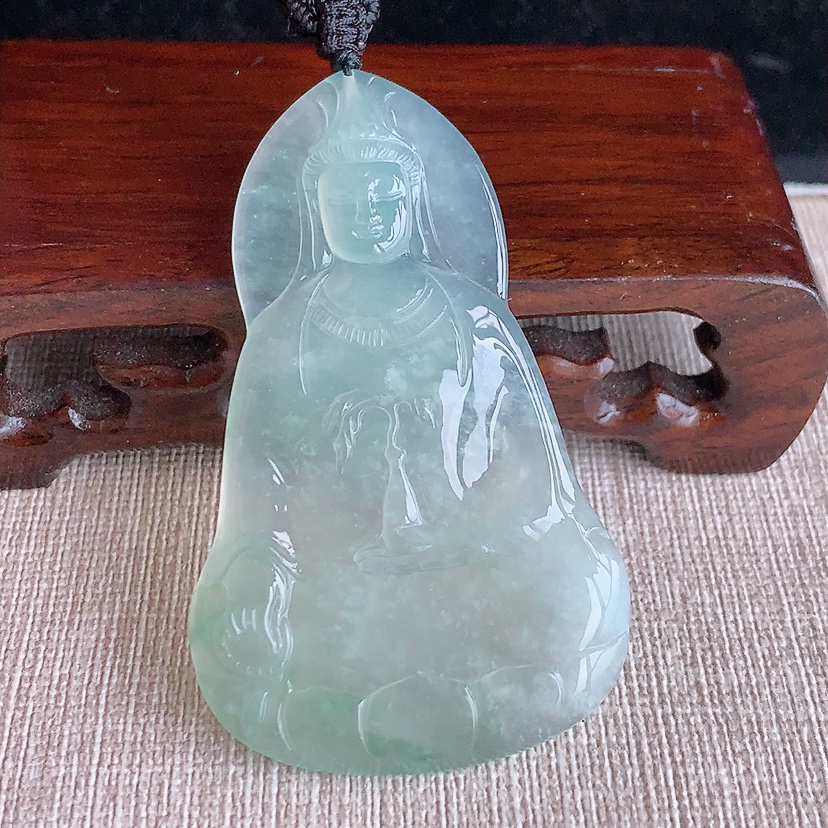 天然A货翡翠晴水观音吊坠 
尺寸59.4-36.4-4.6mm 重量23.00g 0320