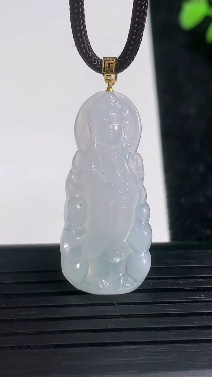天然A货翡翠观音菩萨吊坠尺寸36.1-15.5-3.8重量:5.51g
3月21日