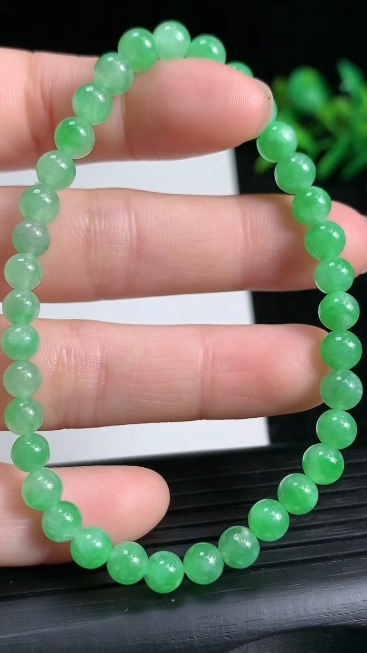 天然A货翡翠圆珠手串尺寸4.9-36颗重量:9.12g3月21日
工厂直销收藏佳品,种好水足，色泽均