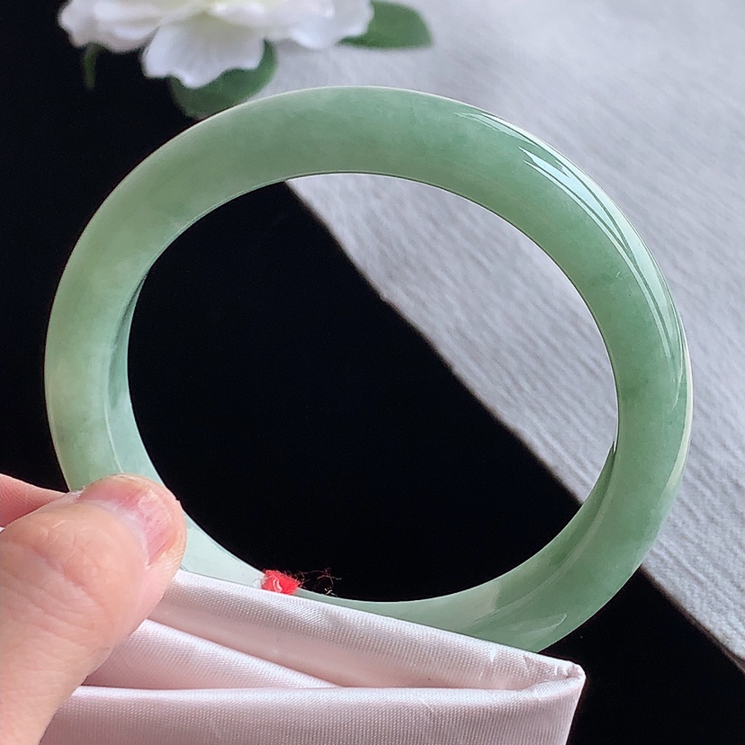 天然A货翡翠满绿正装正圈手镯62-63大圈口 
尺寸62-11.8-8.6mm 0318