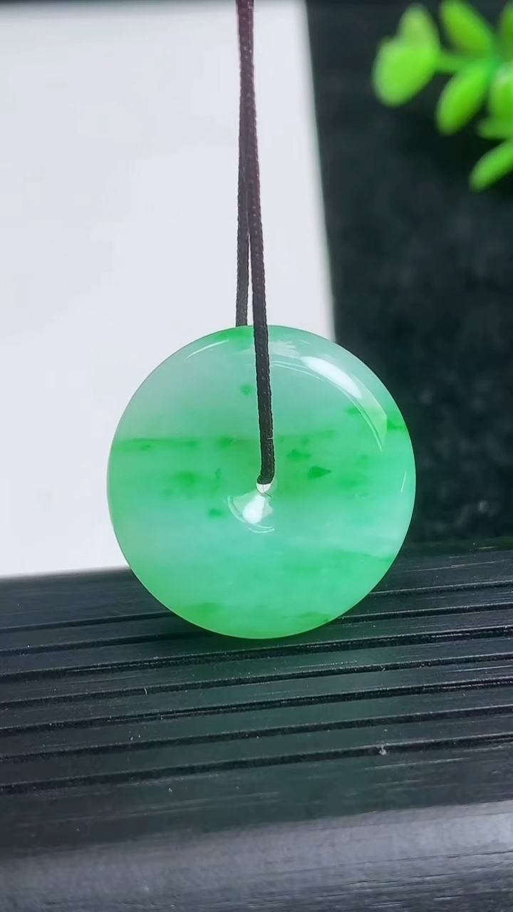 天然A货翡翠平安扣吊坠尺寸23.5-5.2重量:7.07g
3月21日