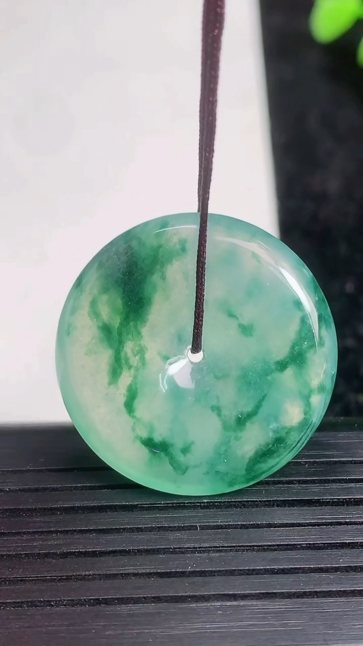 天然A货翡翠种飘花平安扣吊坠尺寸27.8-5.6重量:9.87g
3月21日