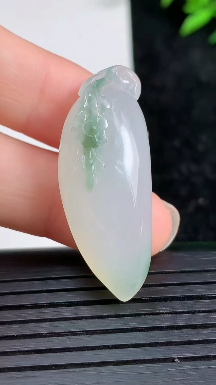 天然A货翡翠飘花福瓜吊坠尺寸36.4-14.2-10重量:9.94g
3月21日