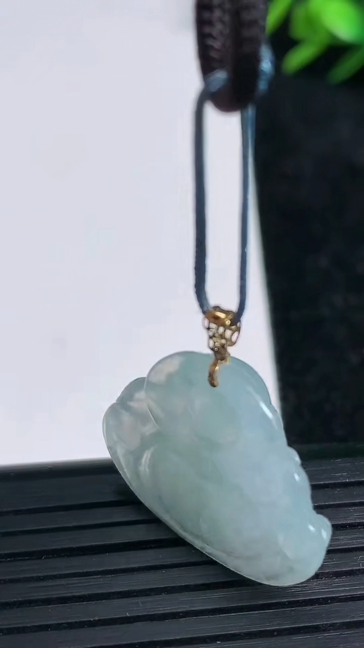 天然A货翡翠18K金飘花佛公吊坠尺寸21.4-25.8-4.9重量:4.62g
3月21日