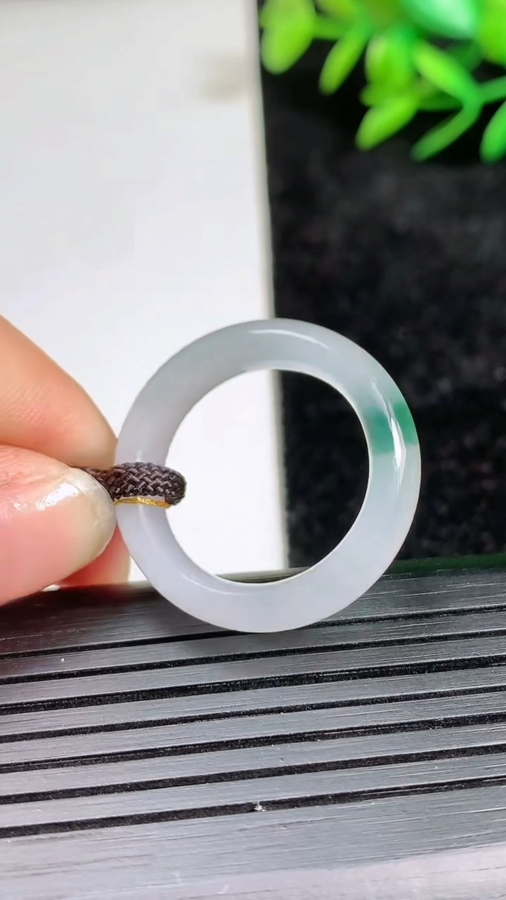 天然A货翡翠冰种飘花指环戒指尺寸18.6-5.5-3.2重量:4.10g2026年3月21日
工厂直销收藏佳品,种好水足，色泽均匀，有种有色，上手高大气！