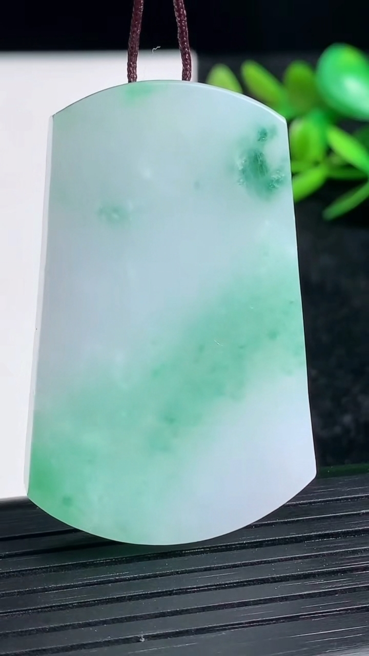 天然A货翡翠无事牌吊坠尺寸48.2-30.9-5.8重量:26.47g
3月21日