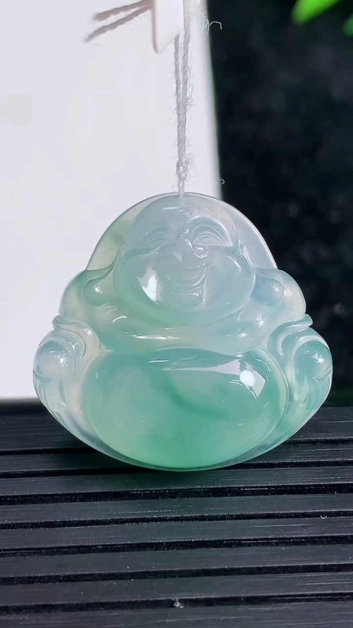 天然A货翡翠冰种飘花佛公吊坠尺寸24.2-25.8-5.5重量:5.85g
3月21日