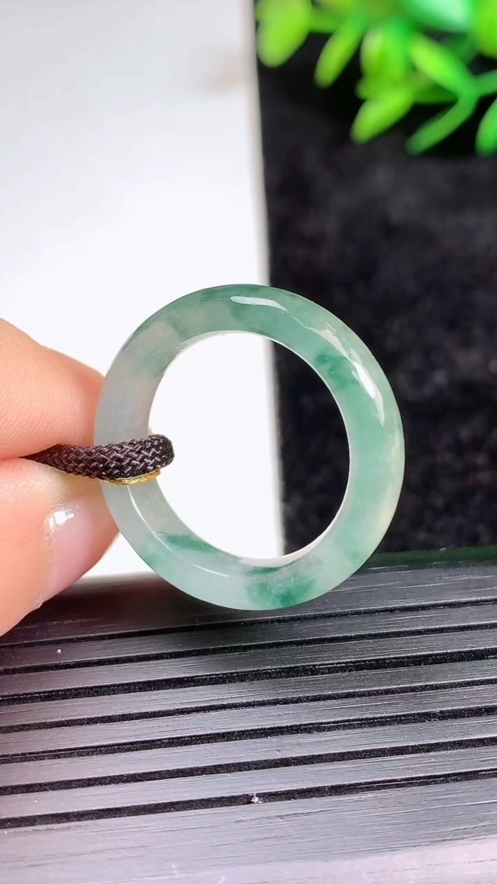 天然A货翡翠飘花指环戒指尺寸18-4.9-3.1重量:3.60g2026年3月21日
工厂直销收藏佳