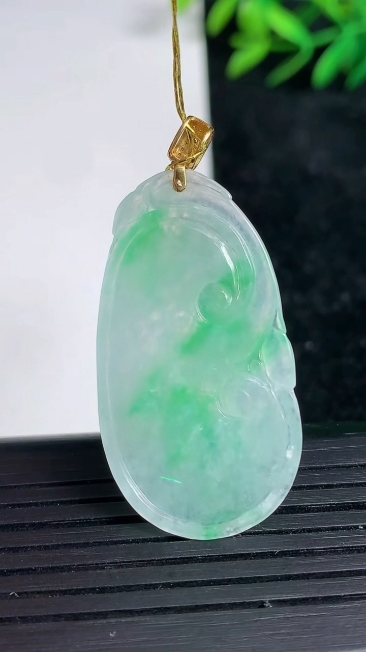 天然A货翡翠如意吊坠尺寸37.8-20.4-3.3重量:5.70g
3月21日