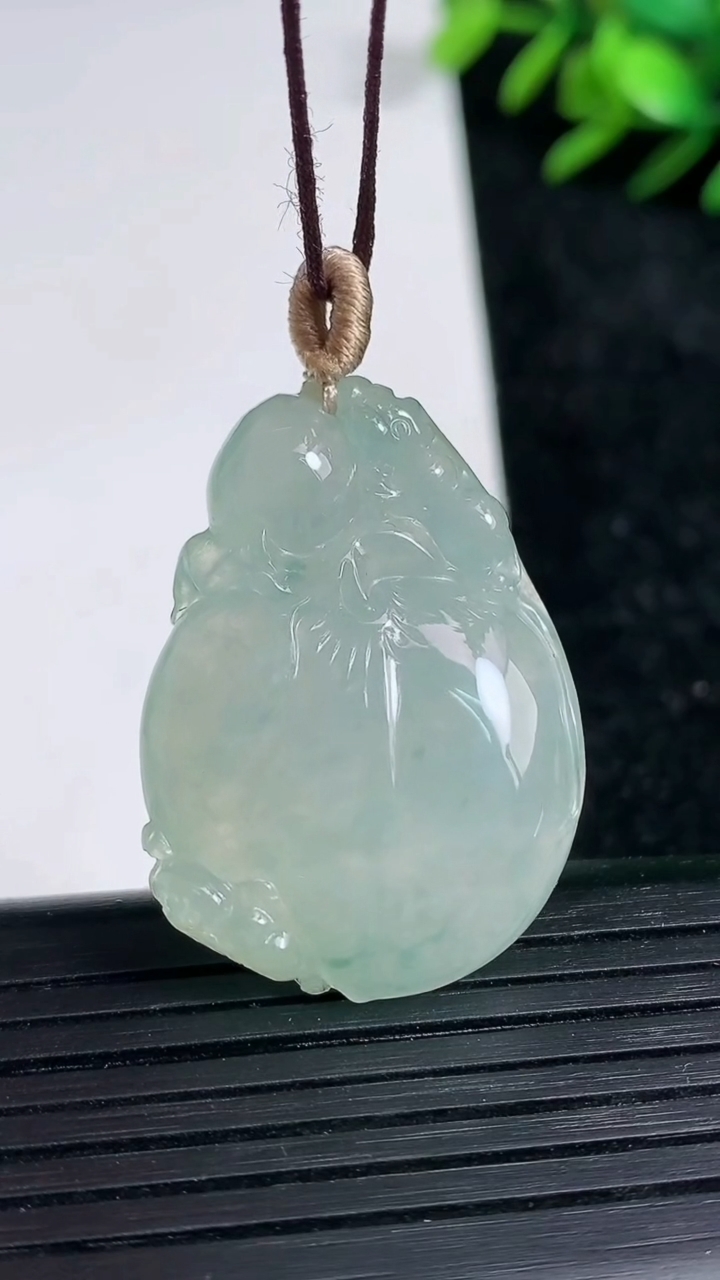 天然A货翡翠飘花寿桃吊坠尺寸34.1-23.8-7.1重量:11.68g
3月21日