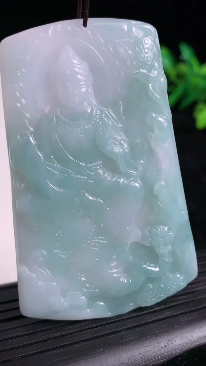 天然A货翡翠普贤菩萨吊坠尺寸68.7-44.2-4.1重量:34.66g
3月21日