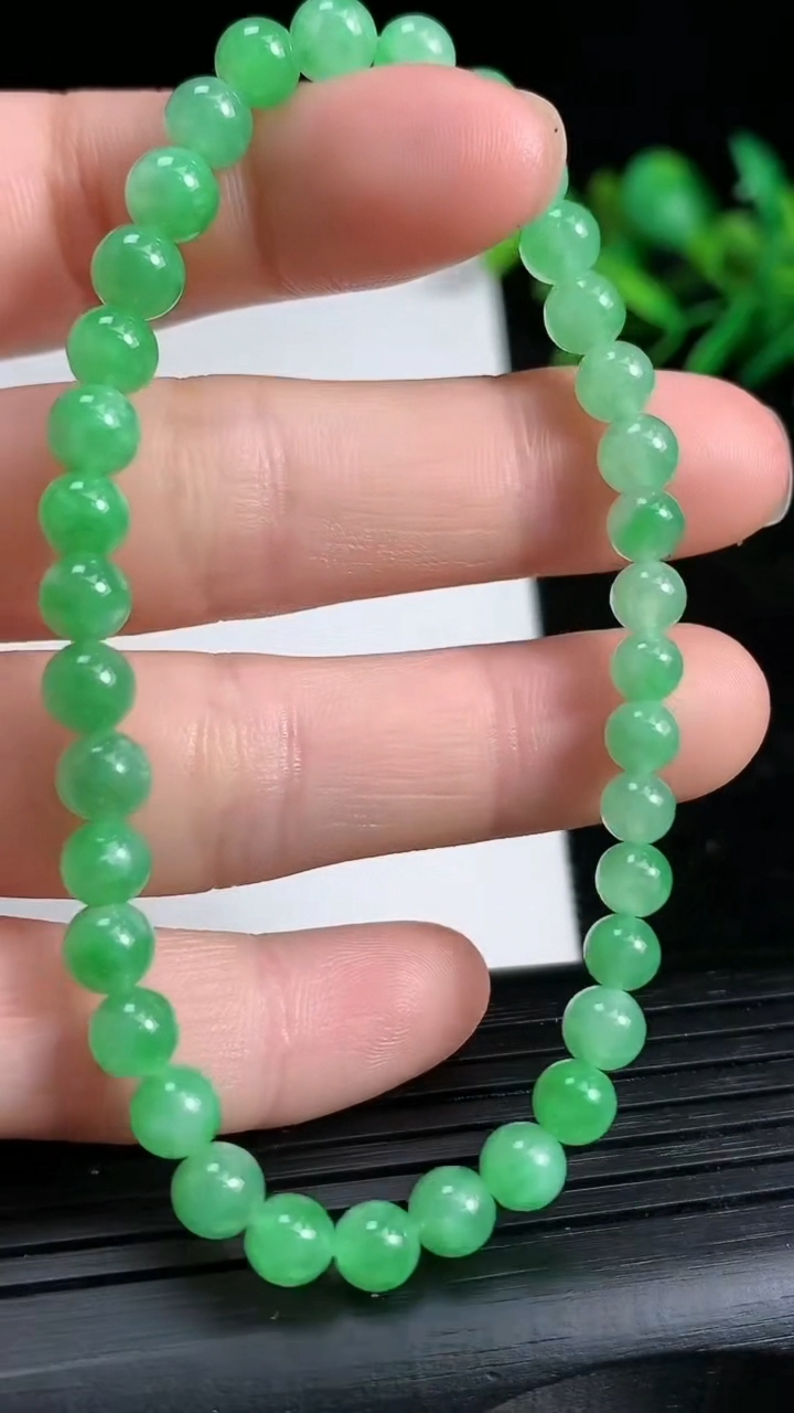 天然A货翡翠圆珠手串尺寸4.9-36颗重量:9.12g3月21日
工厂直销收藏佳品,种好水足，色泽均匀，有种有色，上手高大气！
