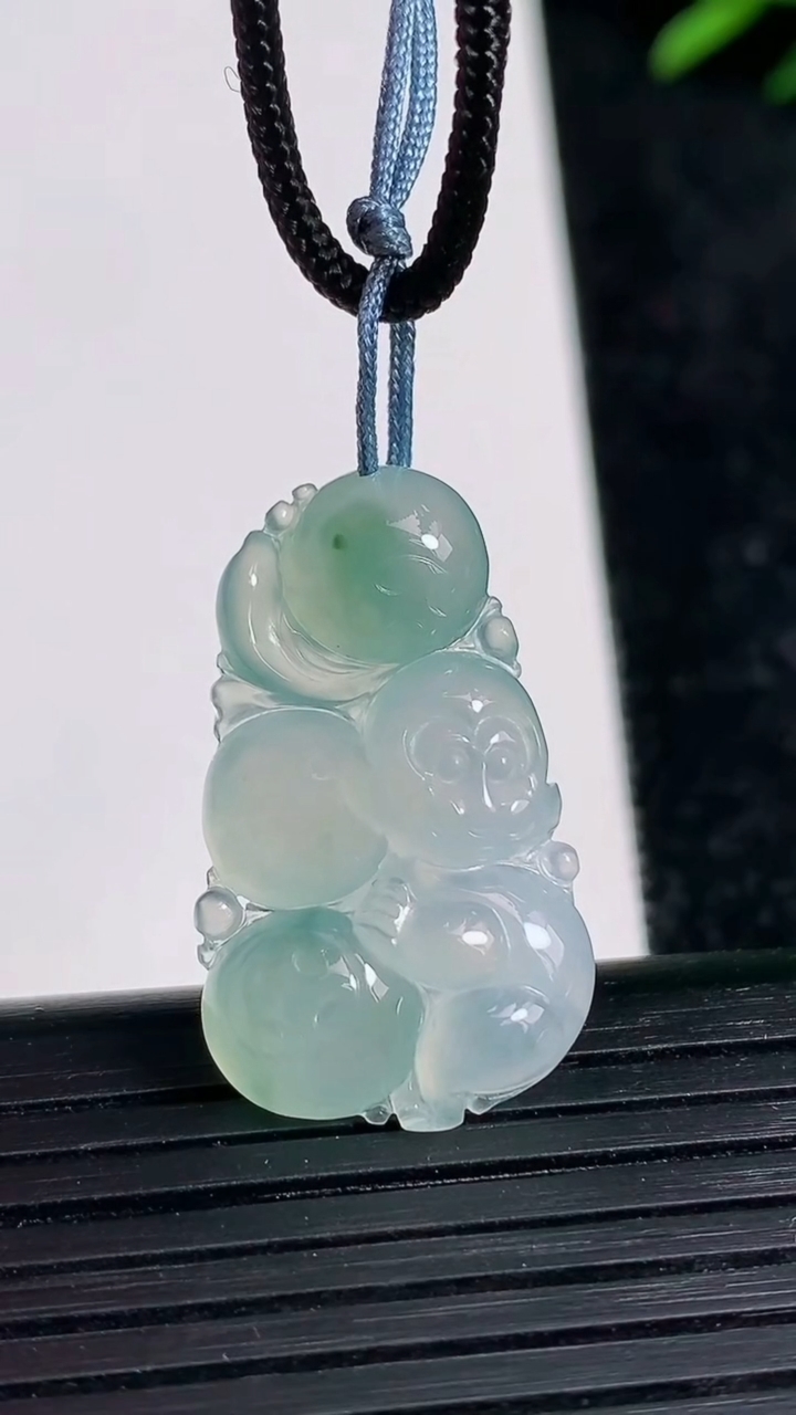 天然A货翡翠生肖猴吊坠尺寸27.4-15.9-5重量:3.92g
3月21日