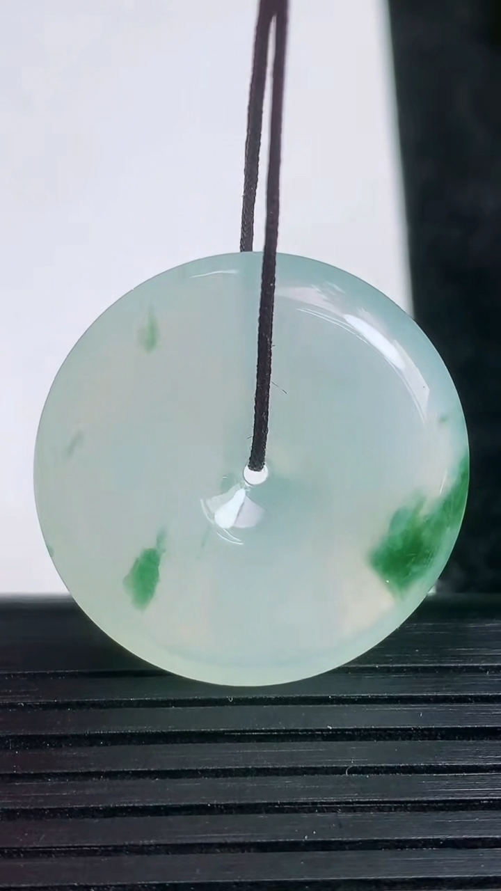 天然A货翡翠冰种飘花平安扣吊坠尺寸27.9-5.6重量:9.68g
3月21日