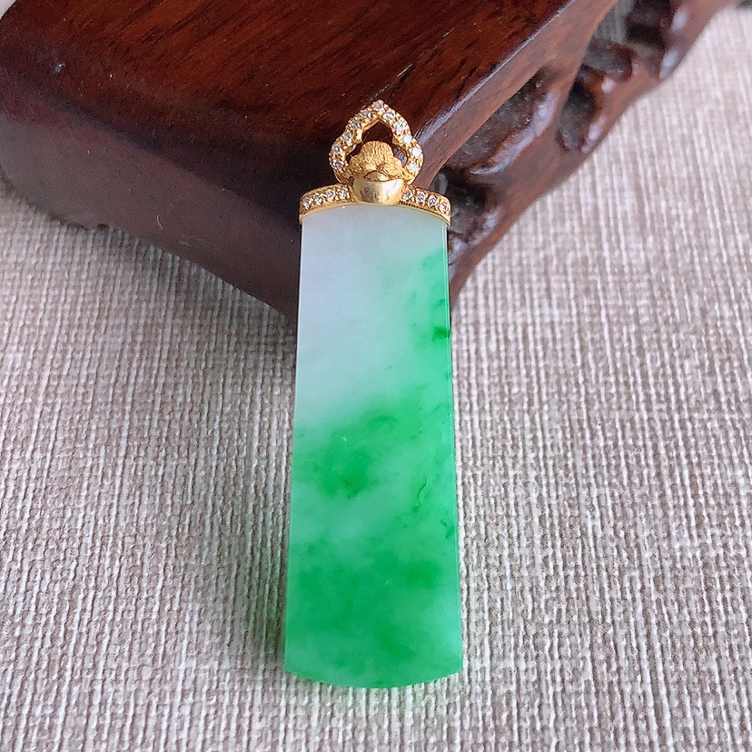 天然A货翡翠18K金伴钻镶嵌飘绿无事牌吊坠 
尺寸43-37.4-12.8-3.8mm 重量5.95