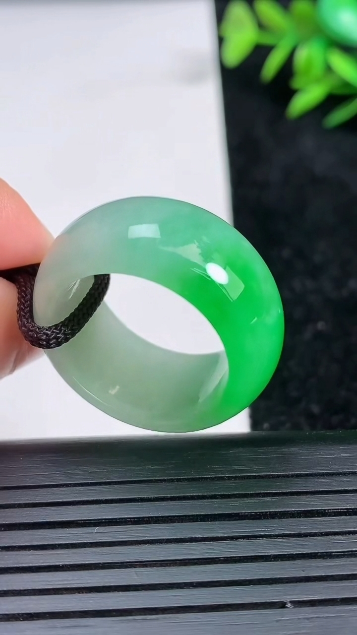 天然A货翡翠指环扳指尺寸20.3-12.7-4重量:11.91g2026年3月21日
工厂直销收藏佳品,种好水足，色泽均匀，有种有色，上手高大气！