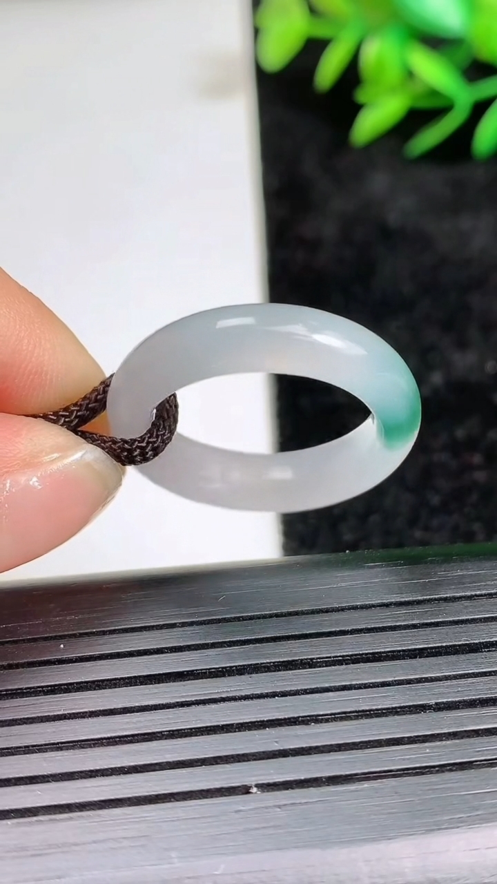 天然A货翡翠冰种飘花指环戒指尺寸18.6-5.5-3.2重量:4.10g2026年3月21日
工厂直销收藏佳品,种好水足，色泽均匀，有种有色，上手高大气！