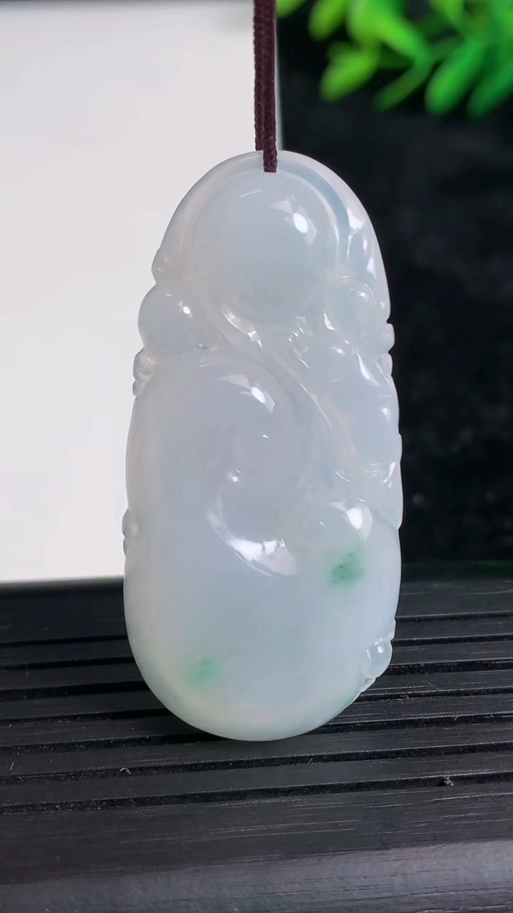 天然A货翡翠飘花如意吊坠尺寸44.7-21.2-5重量:9.79g
3月21日