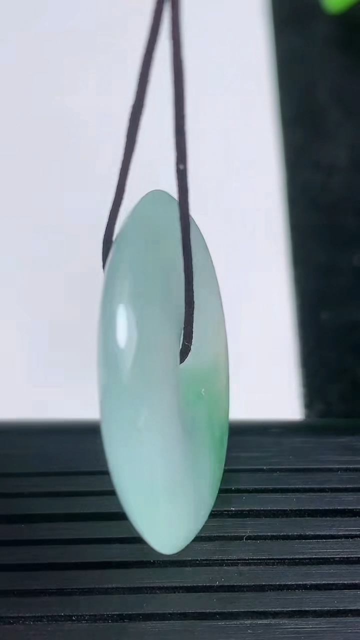 天然A货翡翠种飘花平安扣吊坠尺寸30.2-5.2重量:10.51g
3月21日