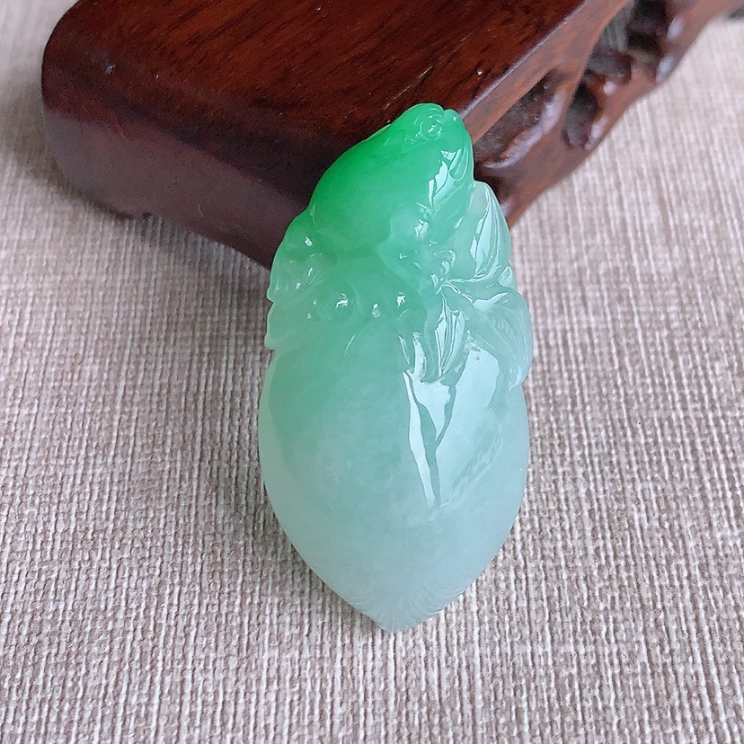 天然A货翡翠飘绿寿桃吊坠 
尺寸42-21.6-12.2mm 重量17.92g 0320