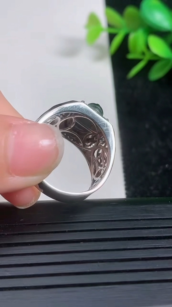 天然A货翡翠貔貅戒指尺寸19.6-11.8-9.3重量:5.10g2026年3月21日
工厂直销收藏佳品,种好水足，色泽均匀，有种有色，上手高大气！