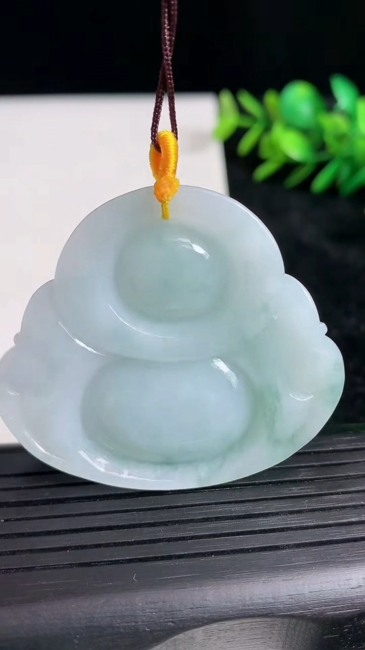 天然A货翡翠飘花佛公吊坠尺寸44.2-49.4-11.5重量:40.40g
3月21日