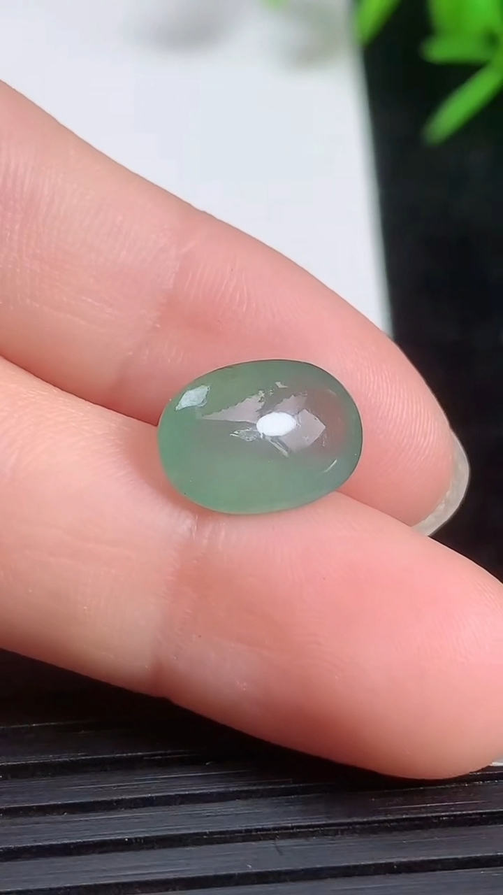 天然A货翡翠蛋面镶嵌件尺寸11.7-7.9-4.7重量:0.80g
3月21日